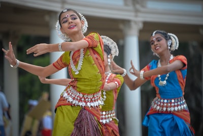 三个女人表演传统舞蹈
